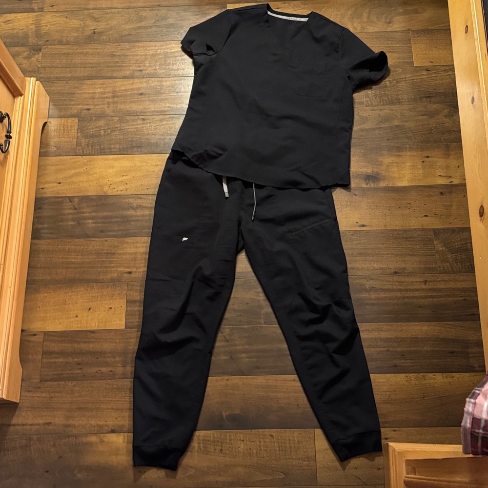 Fabletics Women’s Scrub Set. Vital 1-pocket scrub top & on-call scrub jogger.